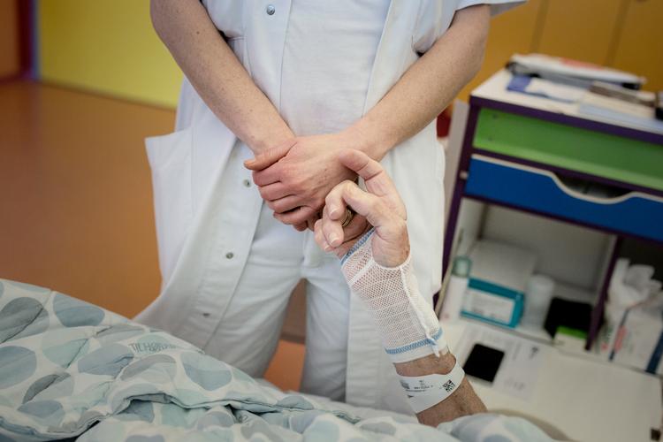 Det vækker uro hos kommuner og regioner, at de fremover kan komme til at betale mere, når deres ansatte får sygedagpenge. Regionerne advarer om, at udgiften kan gå ud over patienterne i sundhedsvæsenet. Foto: Emma Sejersen/POLFOTO