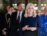Det norske kronprinspar deltog i åbningen af bogmessen i Frankfurt. Især Mette-Marit er et meget populært indslag. Foto: Silas Stein/Ritzau Scanpix