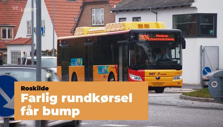 TV 2 Lorry kører sine nyhedsindslag af uden en vært, der binder det hele sammen. I stedet hopper små irriterende info-tekster op på skærmen.  Foto: Screendump fra TV 2 Lorry