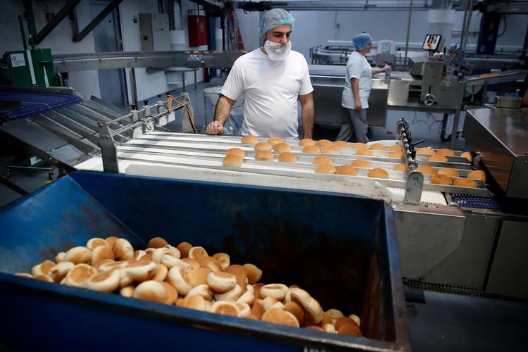 
Lantmännen Unibake gik i gang med Brexit-forberedelserne for allerede et år siden. Her er koncernens Schulstad-bageri ved Avedøre Holme i gang med at pakke nogle af de 24.600 boller, som bageriet bager i timen.  Foto: Jens Dresling/POLFOTO