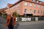 Søren Berg. i Den Sønderjyske By; »Salget blev først offentliggjort ret sent i november, og så gik folk helt amok. De var skidebange for at blive smidt ud og at det hele blev helt omkalfatret til noget, ingen havde råd til eller lyst til at bo i«. Foto: Finn Frandsen/POLFOTO