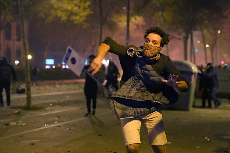 Barcelonas borgmester Ada Colau kritiserer Cataloniens regeringschef for hans støtte til demonstranter, som natten til torsdag satte ild i biler og forsøgte at rejse barrikader.   Foto: Lluis Gene/Ritzau Scanpix