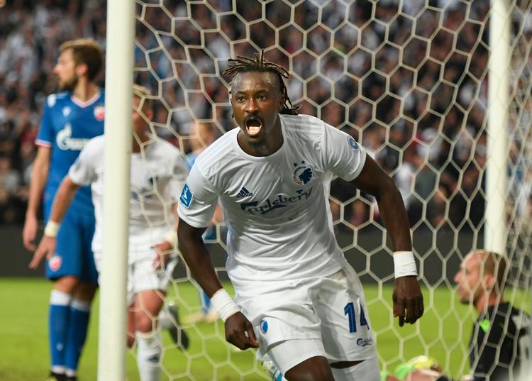 Dame N'Doye har ikke spillet for FCK siden pokalkampen i Hillerød. Han træner, men er næppe heller med mod Esbjerg 
   Foto: Lars Poulsen