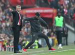 Mens Manchester Uniteds manager Ole Gunnar Solskjær (forrest) forsøger at styre sit hold uden kompas, har Jürgen Klopp (i baggrunden) skabt en klar identitet i Liverpool.   Foto: Jon Super/Ritzau Scanpix