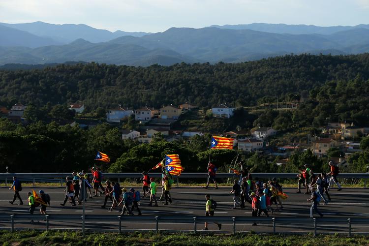 Separatister fra byen Tordera gik i denne uge på gaden, efter toneangivende medlemmer af løsrivelsesbevægelsen i Catalonien i mandags fik udmålt deres straf.
  Foto: Pau Barrena