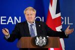 Boris Johnson er på charmeoffensiv, inden de britiske parlamentsmedlemmer lørdag skal stemme om hans brexitaftale.  Foto: Toby Melville/Ritzau Scanpix