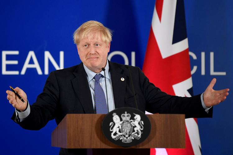 Boris Johnson er på charmeoffensiv, inden de britiske parlamentsmedlemmer lørdag skal stemme om hans brexitaftale.  Foto: Toby Melville/Ritzau Scanpix