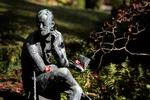 Her ses en skulptur af forfatteren, der er placeret på kirkegården i Zürich, Schweiz. Foto: Fabrice Coffrini/Ritzau Scanpix