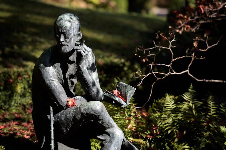 Her ses en skulptur af forfatteren, der er placeret på kirkegården i Zürich, Schweiz. Foto: Fabrice Coffrini/Ritzau Scanpix