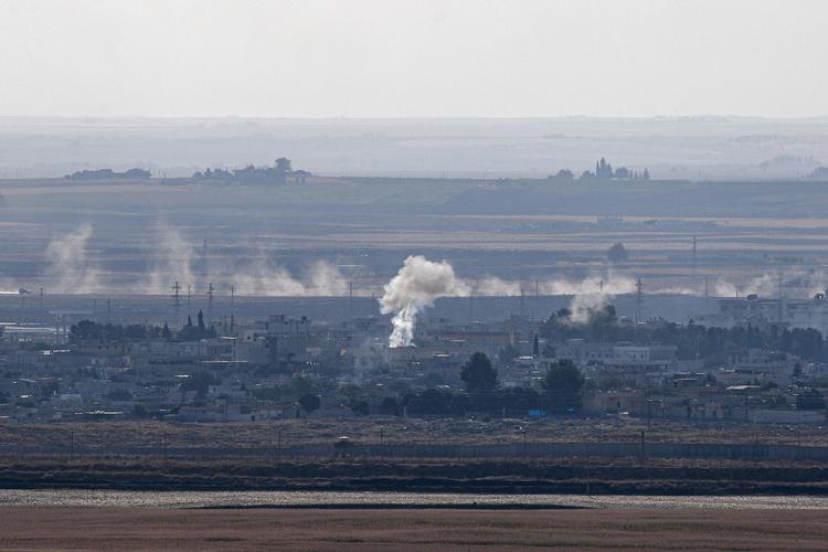 Røgen stiger fra den syriske by Ras al-Ain. Der meldes om fortsatte tyrkiske angreb trods den erklærede våbenhvile.
    This picture taken on October 18, 2019 from the Turkish side of the border in Ceylanpinar shows smoke rising from the Syrian town of Ras al-Ain on the first week of Turkey's military operation against Kurdish forces. - Sporadic clashes between Turkish forces and Kurdish groups were ongoing in a battleground Syrian border town on October 18, a monitor said, despite Ankara's announcement of a five-day truce. (Photo by Ozan KOSE / AFP)
   Foto: Ozan Kose/Ritzau Scanpix