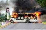 En brændende bus som bevæbnede kartelmedlemmer brugte til at blokere en vej i Culiacán, Mexico.  Foto: Jesus Bustamante/Ritzau Scanpix