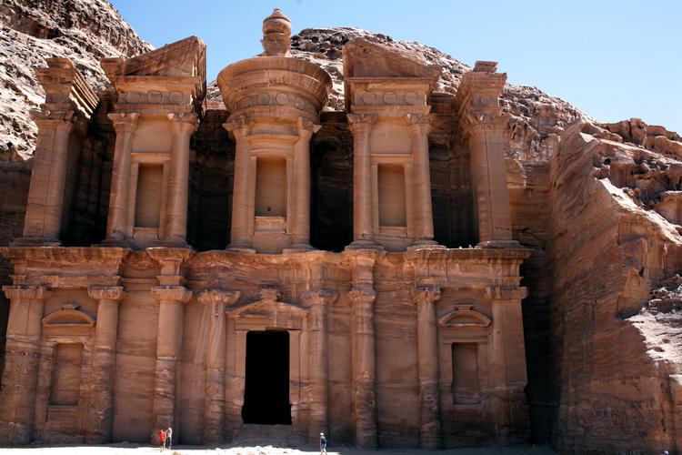 En af de mest utrolige bygninger i Petra er The Monastery (Klosteret). Man må gå eller ride 350 meter af en stejl trappe hugget ud af klippen, for at se udsigten og den smukke 29 meter høje facade.  Foto: Hanne Boock/POLFOTO