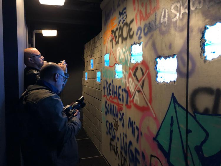 Inden busturen får man et kig gennem Muren og et indblik i livet på den anden side. Foto: Poul Husted
