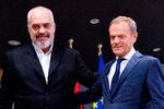 Edi Rama, Albaniens regeringsleder (t.v), mødes med Donald Tusk, EU-præsident. Fredagens topmøde førte ikke til, at Albanien kommer med i EU.  Foto: Virginia Mayo/Ritzau Scanpix