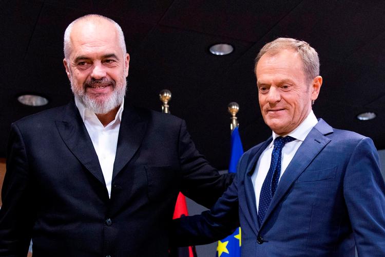 Edi Rama, Albaniens regeringsleder (t.v), mødes med Donald Tusk, EU-præsident. Fredagens topmøde førte ikke til, at Albanien kommer med i EU.  Foto: Virginia Mayo/Ritzau Scanpix