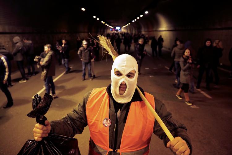 Demonstranter, der protesterer imod præsident Aleksandar Vucic, kan genkendes på grund af Serbiens brug af ansigtsgenkendelse. Derfor er flere maskeret. Foto: Marko Djurica/Ritzau Scanpix