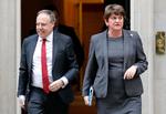 »Vi vil meget nøje overveje at støtte ændringsforslaget«, siger Nigel Dodds (t.v.), som er næstformand i det nordiske unionsparti DUP, med henvisning til ændringsforslag, som vil medføre en udskydelse af lørdagens afstemning om den britiske premierministers brexit-aftale i parlamentet. Foto: Tolga Akmen/Ritzau Scanpix