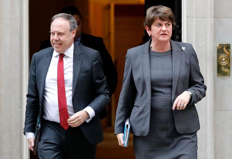 »Vi vil meget nøje overveje at støtte ændringsforslaget«, siger Nigel Dodds (t.v.), som er næstformand i det nordiske unionsparti DUP, med henvisning til ændringsforslag, som vil medføre en udskydelse af lørdagens afstemning om den britiske premierministers brexit-aftale i parlamentet. Foto: Tolga Akmen/Ritzau Scanpix