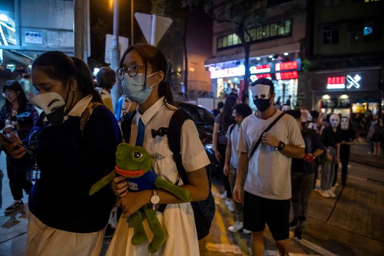 Demonstranter samledes lørdag aften lokal tid for at danne en menneskekæde og dermed gøre Hongkongs politiske leder, Carrie Lam, opmærksom på deres krav om mere politisk frihed.  Foto: Ed Jones/Ritzau Scanpix