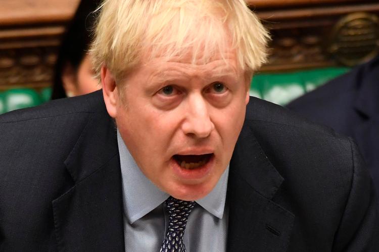 Det såkaldte Letwin-forslag blev i eftermiddag stemt igennem i det britiske parlament. Dermed er Boris Johnson forpligtet ifølge en nyligt skrevet lov til at skrive et brev til EU, og anmode om at udskyde Brexit-datoen til 31. januar 2020. Men Johnson fastholder planen om at udtræde fra EU den 31. oktober. 

»Jeg vil ikke forhandle om en yderligere udskydelse med EU og loven kræver det ikke af mig« siger han til Underhuset. Foto: Jessica Taylor/Ritzau Scanpix