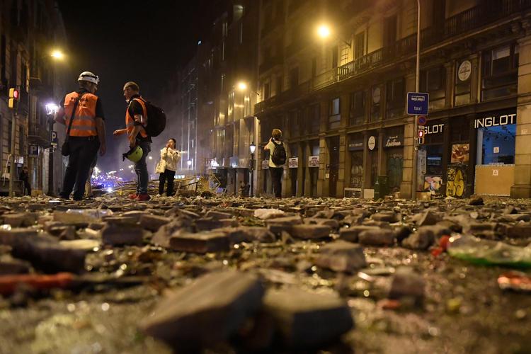 
    Gadekampe. Politiet brugte fredag aften og nat tårgas, vandkanoner og gummikugler for at stoppe voldelige demonstranter.  Samtidig stødte anarkistiske grupperinger sammen med højreradikal flere steder i den catalanske hovedstad Barcelona.


   Foto: Josep Lago/Ritzau Scanpix