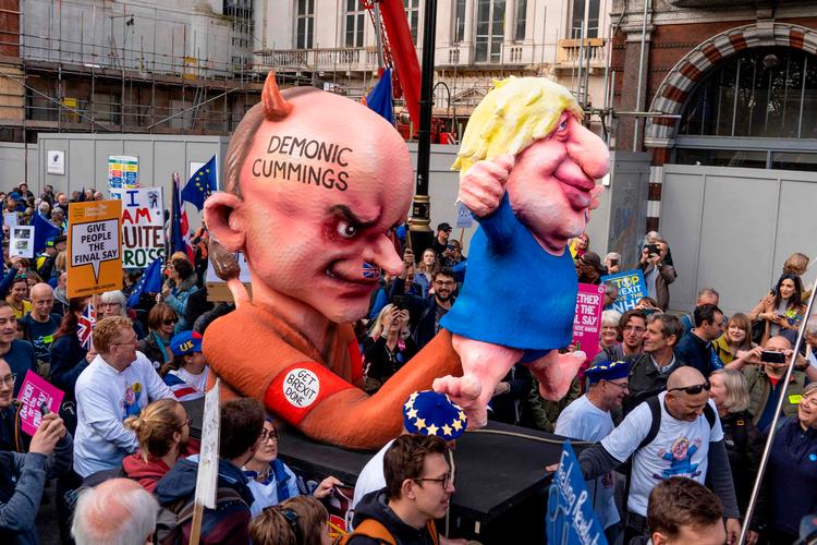 Demonstranter i London bærer på bugtalerdukker af  Boris Johnson og hans rådgiver  Dominic Cummings.
 Foto: Niklas Halle'n/Ritzau Scanpix