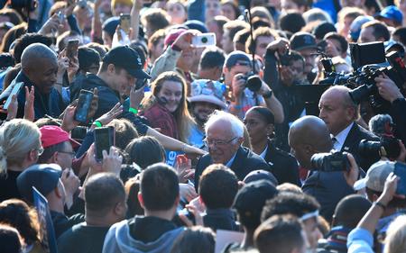 Bernie Sanders møder nogle af de mange tusinde vælgere efter sin tale.  Foto: Johannes Eisele/Ritzau Scanpix