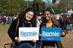 Karina Gamez, 18 år, og Ruth Thumbi, 18 år, til Bernie Sanders vælgermøde i Queens.  
