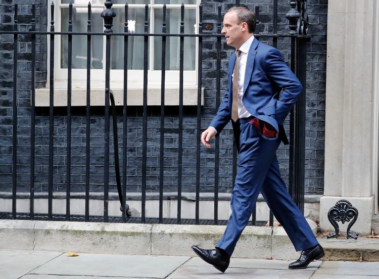 Storbritanniens udenrigsminister, Dominic Raab, mener, regeringen har stemmer nok til at få den reviderede brexit-aftale stemt igennem i parlamentets underhus.  Foto: Tolga Akmen/Ritzau Scanpix