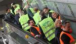 Uenighed om løn betyder, at de ansatte i en række Lufthansa-ejede flyselskaber strejker søndag. Billedet er fra en strejke i 2015 blandt kabinepersonalet.   Foto: Daniel Roland/Ritzau Scanpix
