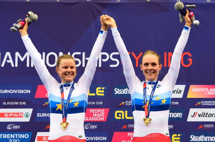 Amalie Dideriksen (tv) og Julie Leth genrobrede i Apeldoorn efter en perfekt indsats den EM-titel, de sikrede sig første gang sidste år i Glasgow. Foto: Andy Buchanan/Ritzau Scanpix