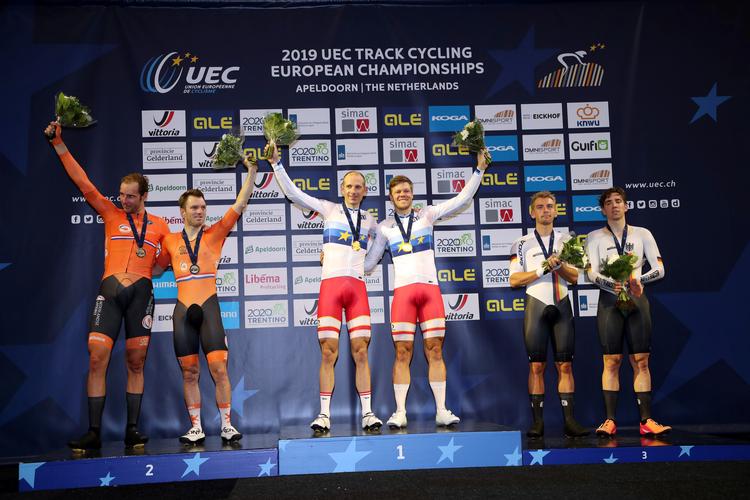 Michael Mørkøv og Lasse Norman troner øverst på podiet efter den overbevisende triumf i parløbet ved EM. Foto: UEC/bettiniphoto 