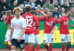 Silkeborgs Ronnie Schwartz (nr. 2 fra højre) har udlignet til 2-2 mod AGF og hyldes af medspillerne. Han scorede også til 3-3 på straffespark.
   Foto: Henning Bagger/Ritzau Scanpix