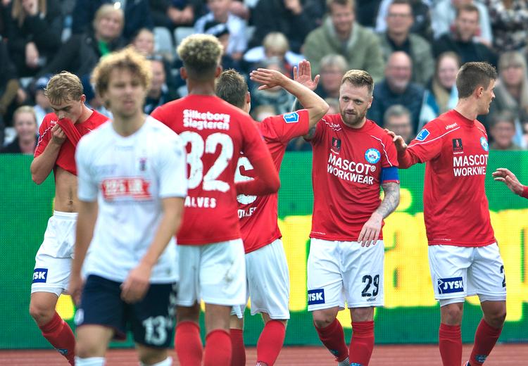 Silkeborgs Ronnie Schwartz (nr. 2 fra højre) har udlignet til 2-2 mod AGF og hyldes af medspillerne. Han scorede også til 3-3 på straffespark.
   Foto: Henning Bagger/Ritzau Scanpix