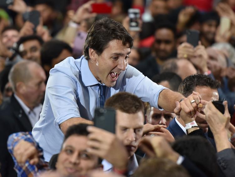 Efter en hård valgkamp var Justin Trudeau i aftes omgivet af sine tilhængere til et sidste valgmøde. Foto: Don Mackinnon/Ritzau Scanpix
