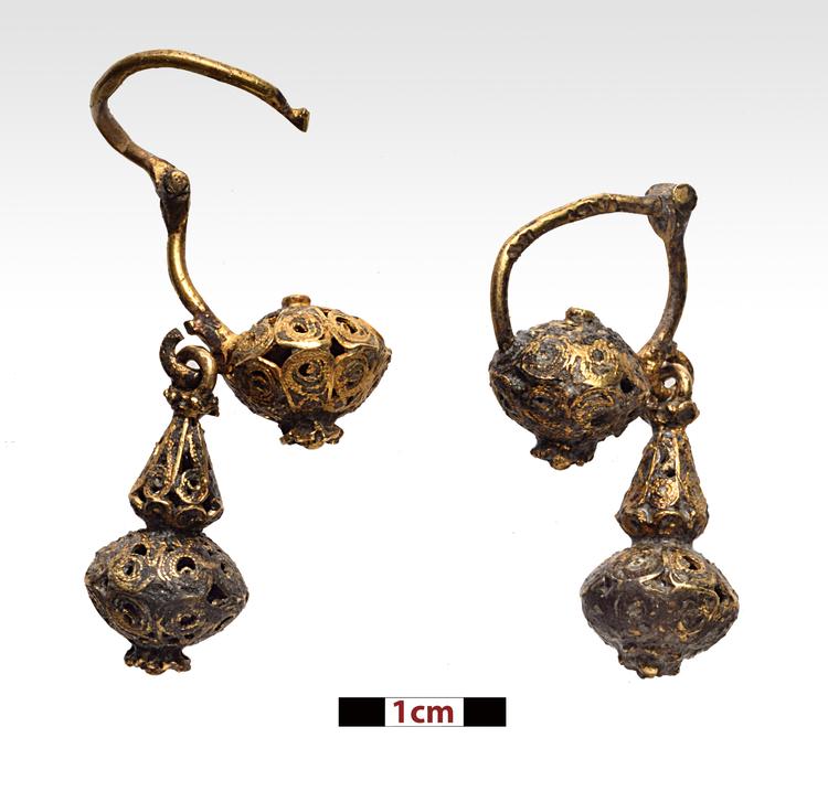 De har været undervejs i over 2.460 år - disse øreringe af guld. Fra dengang de blev lavet og templet Partheon opført på Akropolis i Athen. Og senere - siden de blev udskibet med kurs mod England - har de ligget på havets bund i 219 år. Indtil de i september i år blev bjærget fra vraget af skibet Mentor ud for den græske ø Kythira. 

   Foto: P. Vezyrtzis/Ritzau Scanpix