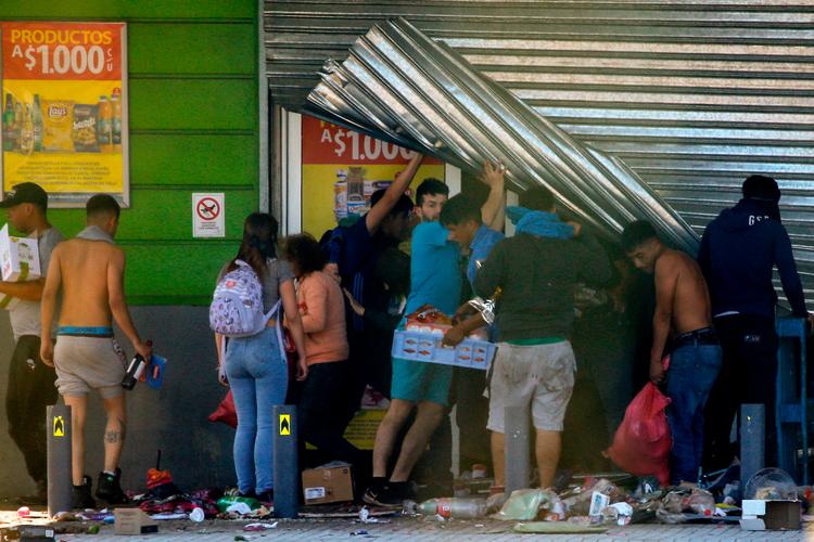 Indbyggere plyndrer et supermarked i Santiago. Urolighederne er en konsekvens af høje levevilkår i Chile.  Foto: Dragomir Yankovic/Ritzau Scanpix