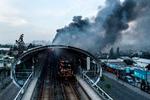 Demonstranter satte ild til metrostationer som protest mod stigende billetpriser. Chiles præsident var senere ude og trække ændringen tilbage.  Foto: Javier Torres/Ritzau Scanpix