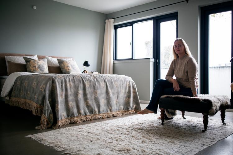 Soveværelset må gerne være spartansk, men det betyder jo ikke, at det skal være kedeligt, mener indretningsarkitekt Katrine Martensen-Larsen, som selv har indrettet sit soveværelse enkelt og i kølige farver.
    Foto: Jens Hartmann Schmidt/POLFOTO