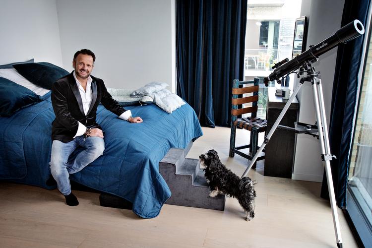 Dennis Knudsen deler soveværelse med sin lille søn, Lucas, som sover i sin krybbe ved siden af dobbeltsengen. Her er det dog hunden Lady, der har sneget sig med på fotoet. 
   Foto: Martin Lehmann/POLFOTO