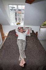 Jakob Olriks soveværelse er kun adskilt fra resten af christianshavnerlejligheden med en glasvæg - og han vil ikke afvise, at det har hændt, at der er blevet dyrket sex i sengen, mens der sad folk i stuen og kiggede på. 
   Foto: Jens Dresling/POLFOTO