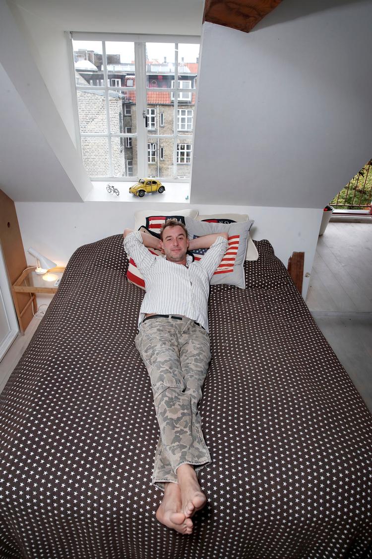 Jakob Olriks soveværelse er kun adskilt fra resten af christianshavnerlejligheden med en glasvæg - og han vil ikke afvise, at det har hændt, at der er blevet dyrket sex i sengen, mens der sad folk i stuen og kiggede på. 
   Foto: Jens Dresling/POLFOTO