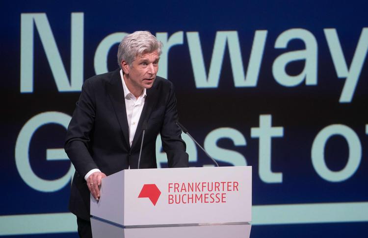 Karl Ove Knausgård ses her på bogmessen i Frankfurt, hvor nyheden blev offentliggjort i weekenden Foto: Frank Rumpenhorst/Ritzau Scanpix