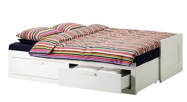 Skibsbriksen var vældig populær i 1960'erne og 1970'erne - gerne med bredriflet jernbanefløjl eller hestedækken. Foto: Ikea