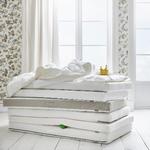 Prinsessen på ærten sov sig blå og gul på en stabel madrasser.  Mon hun også var blevet helt øm af at sove på en boksmadras? Foto: Pr-foto/Ikea