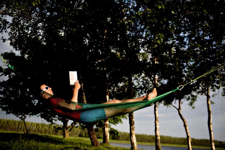 Når kunderne begynder at tale om at blive i Danmark i sommerferien, så må charterselskaber tilpasse sig. TUI gør det ved at åbne for udlejning af feriehuse og nære rejser. Men man kan jo også bare bruge sommeren i en hængekøje på Tippen ligger i Københavns Sydhavn. Et vildnis af et naturområde, der bruges af mange københavnere som rekreativt område. 
   Foto: Martin Lehmann/POLFOTO
