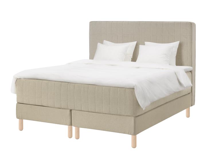 Kontinentalsengen er som regel højere end en almindelig seng, fordi den er opbygget af flere lag. Og den uundværlige sengegavl, som man kan læne sig op ad. Foto: Ikea
