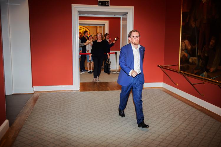 Simon Emil Ammitzbøll-Bille forlader på Liberal Alliances valgfest efter nederlaget, der kostede partiet 9 af de 13 mandater Foto: Olivia Loftlund