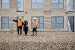 Direktør Lars Jacobsen fra Bovierian på rundtur med Susanne Ploug Sarp og Frank Christiansen, som skal bo i det seniorbofællesskab, som Bovierian opfører i Frederikssund og var udsolgt på rekordtid.
    
   Foto: Peter Hove Olesen/POLFOTO
