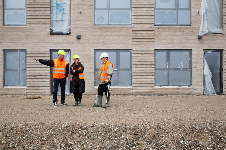 Direktør Lars Jacobsen fra Bovierian på rundtur med Susanne Ploug Sarp og Frank Christiansen, som skal bo i det seniorbofællesskab, som Bovierian opfører i Frederikssund og var udsolgt på rekordtid.
    
   Foto: Peter Hove Olesen/POLFOTO
